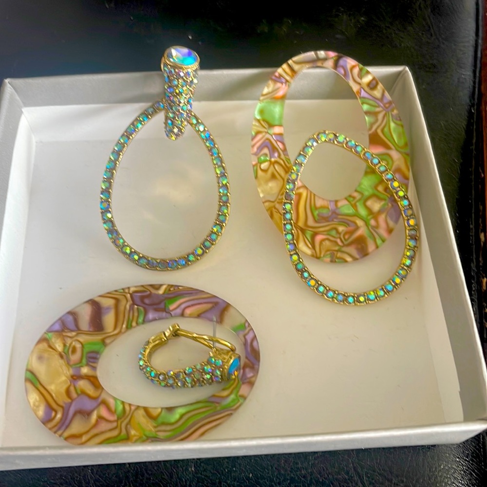 Sparkling beautiful earrings you can wear 4!ways . Perfect condition .